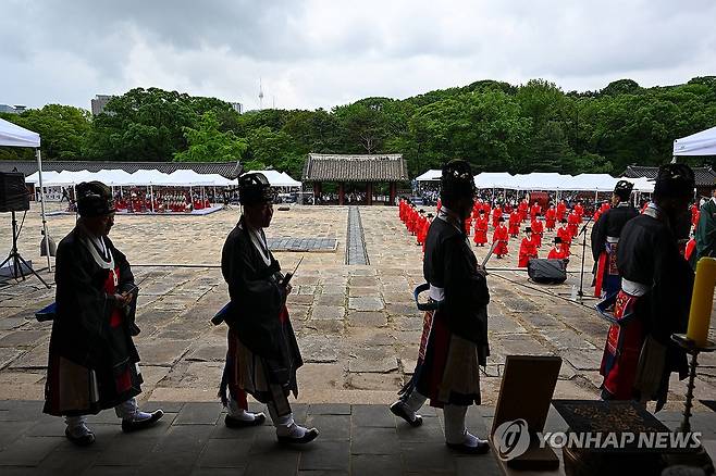 정전 들어서는 제관들 (서울=연합뉴스) 윤동진 기자 = 3일 서울 종로구 종묘 정전에서 봉행 된 '종묘대제'에서 제관들이 정전에 들어서고 있다. 2026.5.3 [공동취재] mon@yna.co.kr