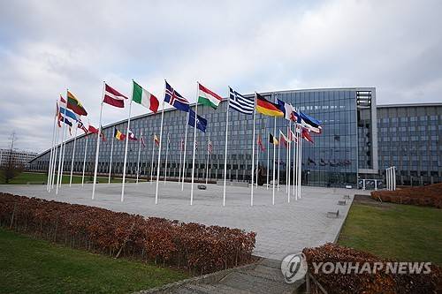 나토 본부 앞 회원국 국기들 [AP 연합뉴스 자료사진. 재판매 및 DB 금지]