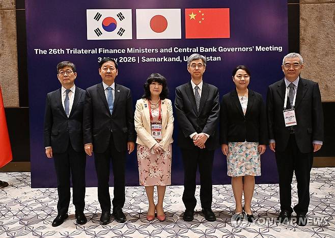 구윤철 부총리, 한·중·일 재무장관회의 주재 (서울=연합뉴스) ASEAN+3 재무장관회의 및 아시아개발은행 연차총회 참석차 우즈베키스탄 사마라칸트를 방문 중인 구윤철 부총리 겸 재정경제부 장관이 3일(현지시간) 힐튼호텔에서 열린 '한·중·일 재무장관회의' 시작에 앞서 각국 대표와 기념 촬영하고 있다. 2026.5.3 [재정경제부 제공. 재판매 및 DB 금지] photo@yna.co.kr