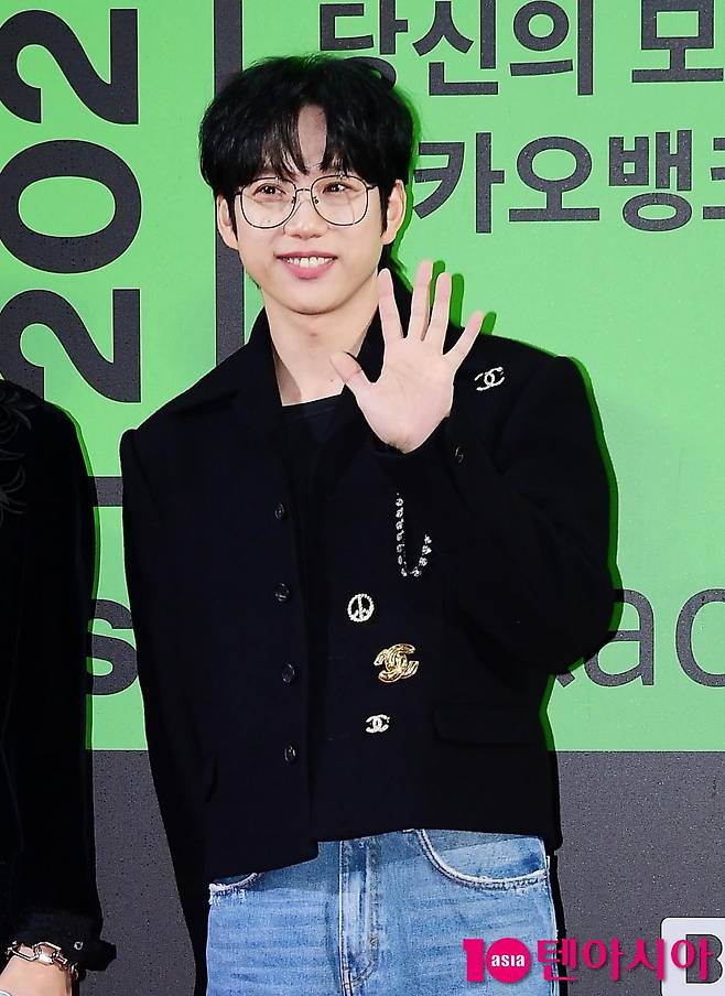 가수 권정열이 취재진 앞에서 포즈를 취하고 있다. / 사진=텐아시아DB