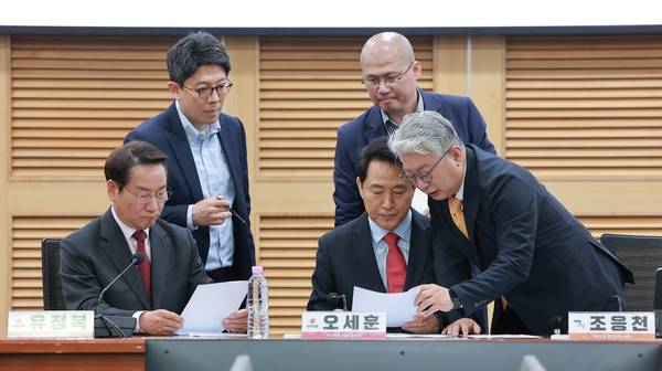 국민의힘 오세훈 서울시장 후보와 유정복 인천시장 후보, 개혁신당 조응천 경기도지사 후보가 4일 국회 의원회관에서 더불어민주당이 추진하는 ‘윤석열 정부 조작 수사·기소 의혹 특검법안’에 대한 대응 방안을 논의하기 위해 회동하고 있다. 2026.5.4 /연합뉴스
