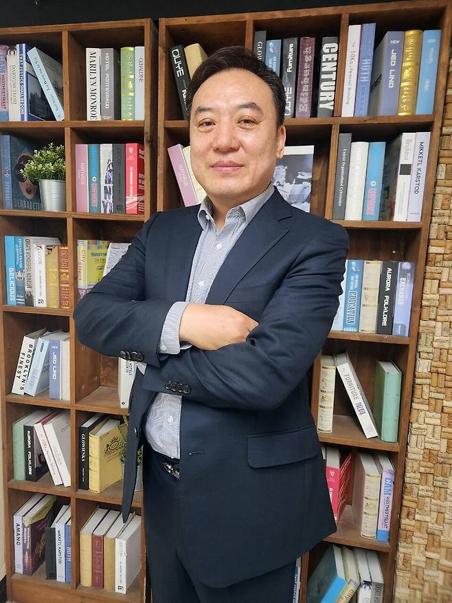 ▲ "고향인 동해에 96세 노모가 살고 계시는데 수시로 안부를 묻고 자주 찾아 뵙는다"라는 김만근 회장은 효심이 남달라 평소 주변 어른 공경에 특별한 관심으로 열정을 보여왔다. 천성적으로 베푸는 성격을 가진 김 회장은 결식아동 후원단체, 주민자치센터 등에도 각각 후원을 아끼지 않는 등 조용한 기부를 실천해 왔다. /전남식 기자 nschon@incheonilbo.com