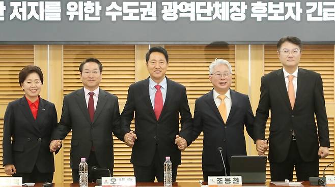 ▲&nbsp;국민의힘 유정복(왼쪽 두 번째) 인천시장 후보가 4일 국회의원회관에서 열린 '이재명 대통령 공소 취소 특별법 저지를 위한 범야권 수도권 단체장 긴급면담'에 참석해 같은 당 양향자 경기지사 후보, 오세훈 서울시장 후보, 개혁신당 조응천 경기지사 후보, 김정철 서울시장 후보와 함께 기념사진을 촬영하고 있다. /사진제공=유정복 후보 캠프