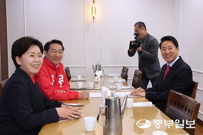 오세훈 국민의힘 서울시장 후보와 양향자 경기도지사 후보, 유정복 인천시장 후보가가 4일 오전 서울 여의도 국회 의원회관에서 '사법내란 저지를 위한 수도권 광역단체장 후보자 긴급 연석회의' 전 환담을 위해 자리하고 있다. 임채운기자