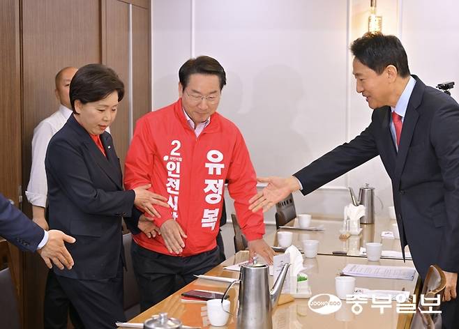 오세훈 국민의힘 서울시장 후보와 양향자 경기도지사 후보, 유정복 인천시장 후보가가 4일 오전 서울 여의도 국회 의원회관에서 '사법내란 저지를 위한 수도권 광역단체장 후보자 긴급 연석회의' 전 환담을 위해 자리하고 있다. 임채운기자