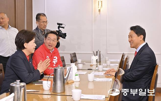 오세훈 국민의힘 서울시장 후보와 양향자 경기도지사 후보, 유정복 인천시장 후보가가 4일 오전 서울 여의도 국회 의원회관에서 '사법내란 저지를 위한 수도권 광역단체장 후보자 긴급 연석회의' 전 환담을 위해 자리하고 있다. 임채운기자