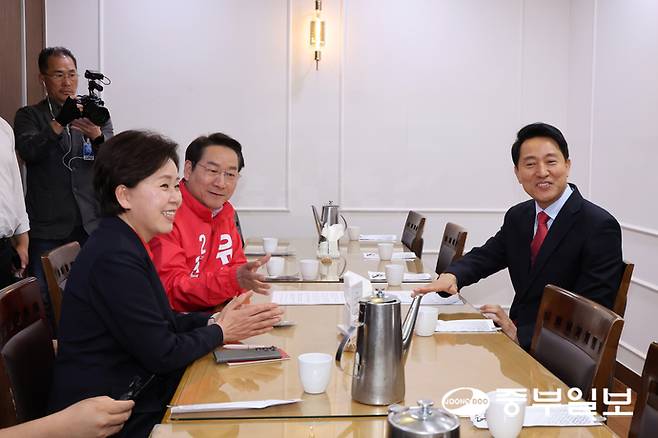 오세훈 국민의힘 서울시장 후보와 양향자 경기도지사 후보, 유정복 인천시장 후보가가 4일 오전 서울 여의도 국회 의원회관에서 '사법내란 저지를 위한 수도권 광역단체장 후보자 긴급 연석회의' 전 환담을 위해 자리하고 있다. 임채운기자
