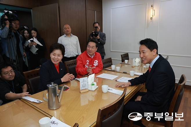 오세훈 국민의힘 서울시장 후보와 양향자 경기도지사 후보, 유정복 인천시장 후보가가 4일 오전 서울 여의도 국회 의원회관에서 '사법내란 저지를 위한 수도권 광역단체장 후보자 긴급 연석회의' 전 환담을 위해 자리하고 있다. 임채운기자