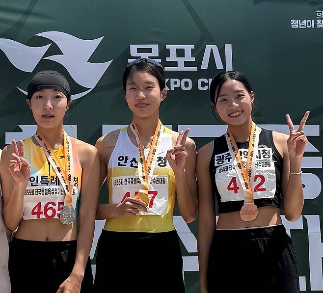 제55회 전국종별육상선수권 여자 일반부 100m 허들에서 정상에 오른 안산시청의 류나희(사진 가운데)가 다른 입상자들과 함께 기념사진을 촬영하고 있다.