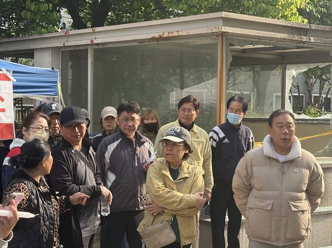 현재 선거 중에 있는 최민호 후보도 이날 현장을 찾아 주민들과 함께 하고 있는 모습.