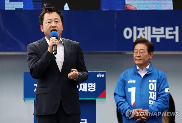 더불어민주당 이재명 대선후보가 17일 광주광역시 서구 김대중컨벤션센터 광장에서 열린 집중 유세에서 이 후보 지지를 선언한 김용남 전 의원의 지지연설을 듣고 있다. 연합뉴스