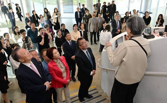 4일 진주실크박물관에서 열린 '금기숙 작품전-비움을 엮다' 개막식에서 금기숙(오른쪽) 작가가 마이크를 들고 작품을 설명하고 있다.