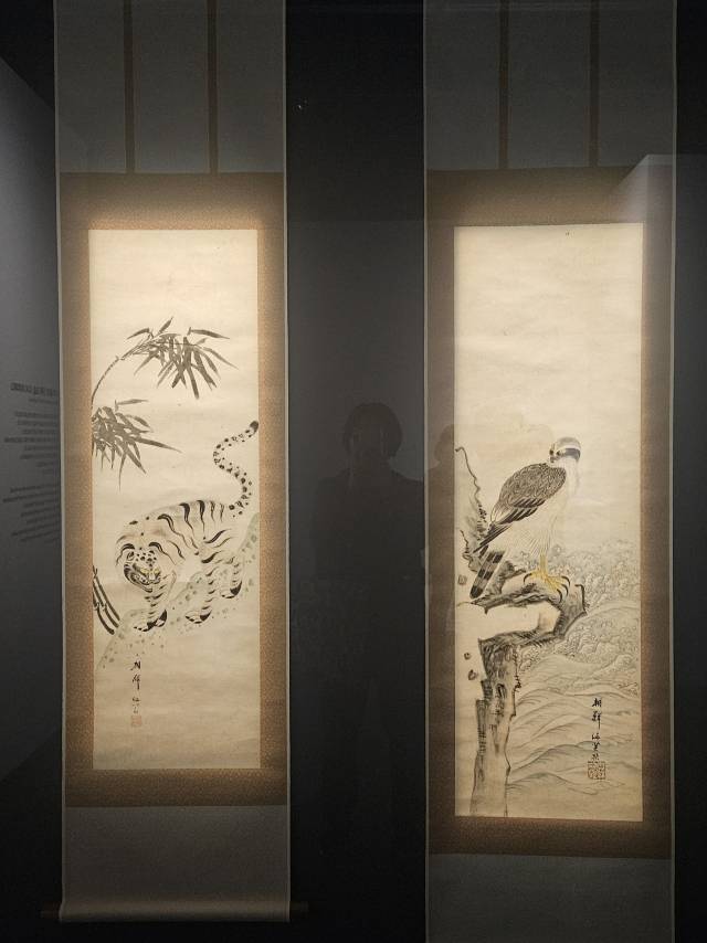 흥구와 매기 캐릭터의 원조인 부산 동래 작가의 호랑이 그림(왼쪽)과 매 그림. 이번 전시 마지막에 만날 수 있다. 김효정 기자