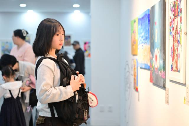 제6회 부산국제어린이청소년아트페어 개막식을 찾은 관람객들이 어린이 청소년 작가들의 작품을 감상하고 있다. 사단법인 비카프 제공