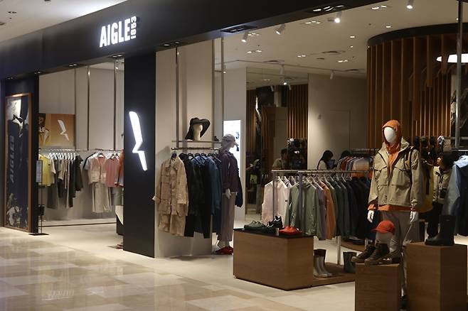 롯데홈쇼핑은 지난달 24일 잠실 롯데월드몰에 프랑스 아웃도어 브랜드 '에이글'(AIGLE)의 정규매장을 오픈했다고 밝혔다. / 롯데홈쇼핑