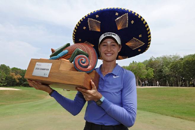 넬리 코다가 멕시코를 상징하는 모자를 쓰고 우승트로피를 들어 올리고 있다. (사진=LPGA)