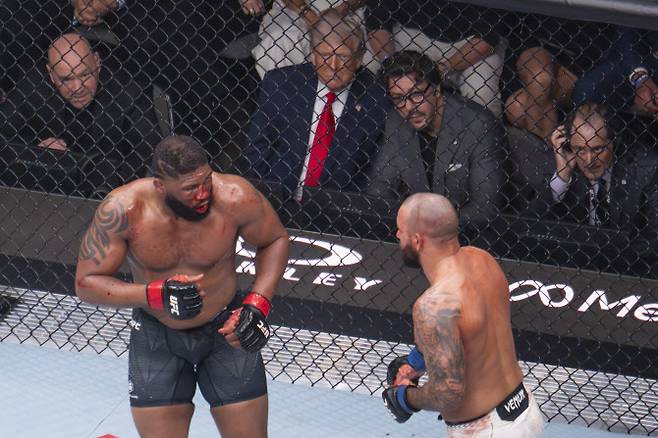 지난달 11일 도널드 트럼프 미국 대통령이 미국 마이애미 카세야 센터에서 열린 UFC 327 경기를 관람하고 있다. (사진=AFP)