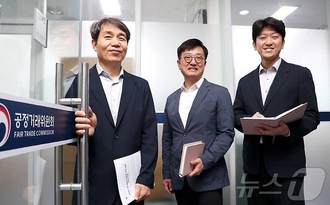설탕 담합을 적발해낸 공정거래위원회 오행록 기업거래결합심사국장(가운데), 우병훈 서기관, 정문홍 사무관이 28일 세종시 공정거래위원회에서 본사와 인터뷰에 앞서 포즈를 취하고 있다. 2026.4.28 ⓒ 뉴스1 김기남 기자