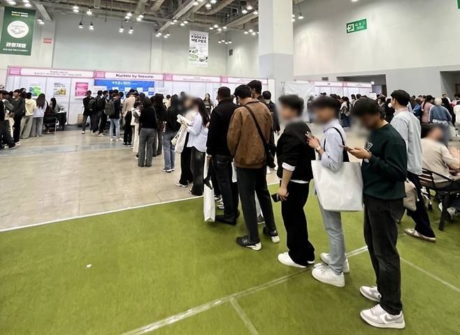 코메이트 부스를 방문한 외국인 유학생들이 긴 줄을 이뤄 차례를 기다리고 있다.(사람인 제공)