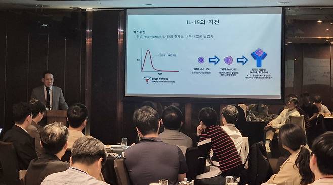 송우진 시그니처동물의료센터 원장이 박스루킨-15주를 주제로 한 라운드테이블에서 강연하고 있다(유한양행 제공). ⓒ 뉴스1
