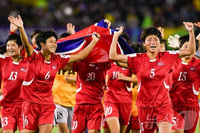 (평양 노동신문=뉴스1) = 북한 노동당 기관지 노동신문은 24일 "국제축구연맹 2024년 20살 미만 여자월드컵 경기대회 결승경기에서 일본팀을 타승하고 영예의 우승컵을 들어 올렸다＂라고 보도했다. [국내에서만 사용가능. 재배포 금지. DB 금지. For Use Only in the Republic of Korea. Redistribution Prohibited] rodongphoto@news1.kr