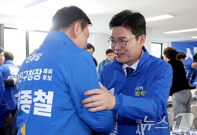 정원오 더불어민주당 서울시장 후보가 4일 오전 서울 중구 선거사무실에서 가진 서울지역 구청장 후보들과의 간담회에 앞서 참석자들과 인사나누고 있다. 2026.5.4 ⓒ 뉴스1 이광호 기자