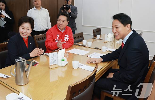 국민의힘 오세훈 서울시장 후보(오른쪽부터 시계반대방향으로)·유정복 인천시장 후보·양향자 경기도지사 후보가 4일 국회 의원회관에서 수도권 공동 선거 전략을 논의하기 위해 회동하고 있다. (공동취재) 2026.5.4 ⓒ 뉴스1