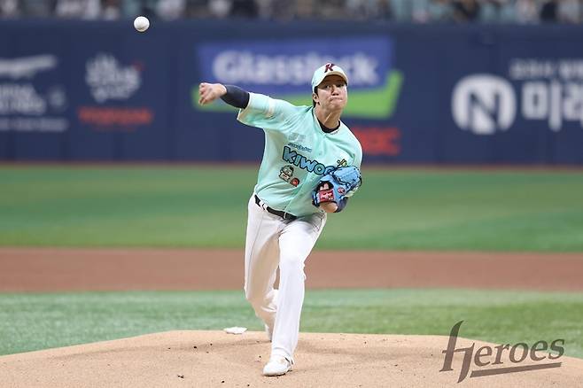 키움 안우진이 2일 고척스카이돔에서 열린 2026 KBO리그 정규시즌 두산전에 선발 등판해 역투하고 있다. 사진 | 키움 히어로즈
