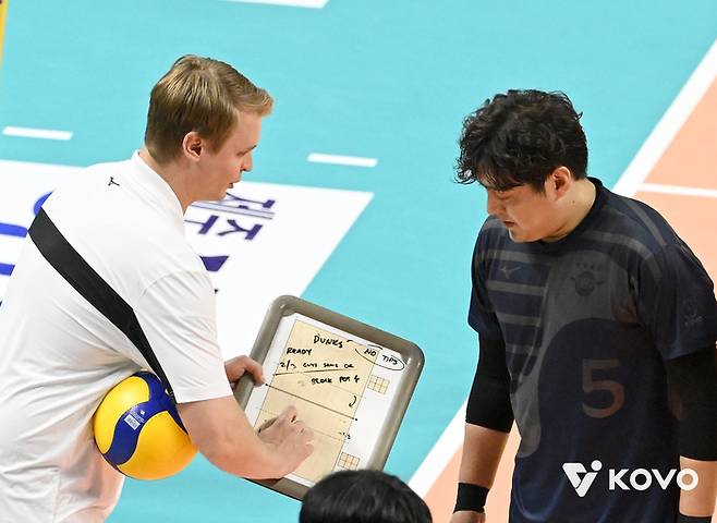 대한항공 시절 토미 틸리카이넨(왼쪽) 감독과 유광우. 사진 | 한국배구연맹