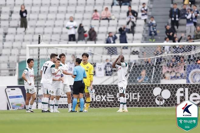 김포 선수들이 3일 서울 이랜드전에서 오현정 주심에게  항의하고 있다. 사진 | 한국프로축구연맹