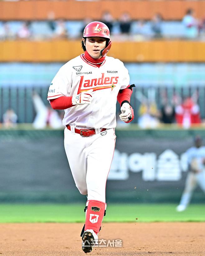 SSG 최정이 7일 인천SSG랜더스필드에서 열린 2026 KBO리그 한화전 1회말 1사 1루 상황에서 한화 선발 류현진을 상대로 2점 홈런을 치고 베이스를 돌고 있다. 문학 | 박진업 기자 upandup@sportsseoul.com