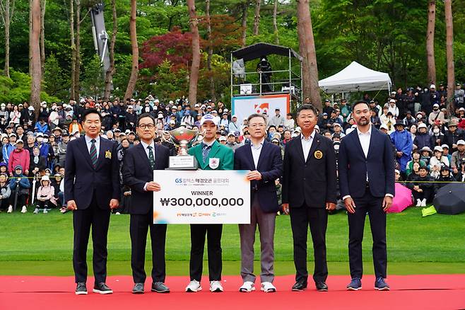 송민혁의 우승으로 막을 내린 제45회 GS칼텍스 매경오픈는 생애 첫 승을 따낸 우승자보다 오심 피해를 본 허인회가 더 크게 조명되고 있다. 후원사와 KGA, 아시안투어 수장들이 우승자와 기념촬영하고 있다. 사진 | KGA