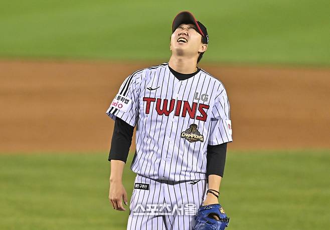 LG 유영찬이 14일 서울 잠실구장에서 열린 2026 KBO리그 롯데전 승리 후 안도의 한숨을 쉬고 있다. 잠실 | 최승섭 기자 thunder@sportsseoul.com