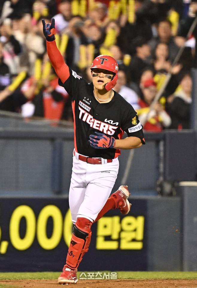 KIA 김도영이 31일 서울 잠실구장에서 열린 2026 KBO리그 LG전 2회초 2사 2루 상황에서 LG 선발 톨허스트를 상대로 2점 홈런을 치고 베이스를 돌며 세리머니를 하고 있다. 잠실 | 박진업 기자 upandup@sportsseoul.com