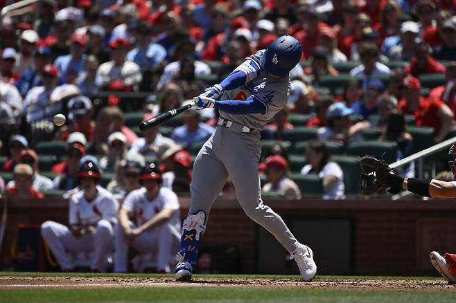May 3, 2026; St. Louis, Missouri, USA; Los Angeles Dodgers shortstop Hyeseong Kim (6) hits an RBI single against the St. Louis Cardinals in the second inning at Busch Stadium. Mandatory Credit: Joe Puetz-Imagn Images
<저작권자(c) 연합뉴스, 무단 전재-재배포, AI 학습 및 활용 금지>