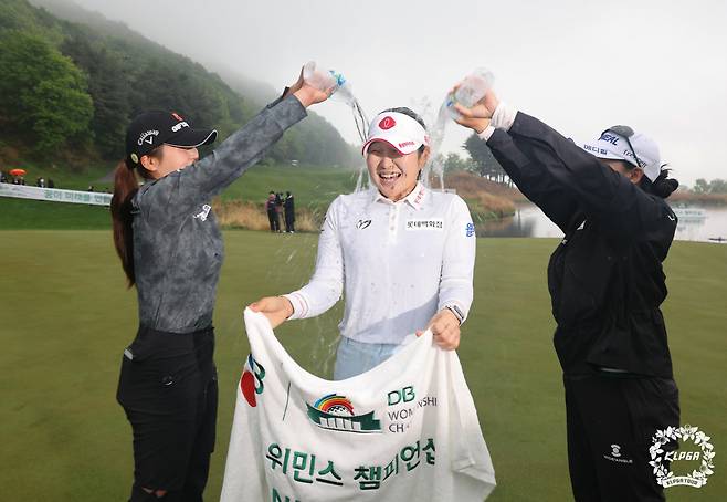 유현조  제1회 DB 위민스 챔피언십 FR 우승 축하 물세례