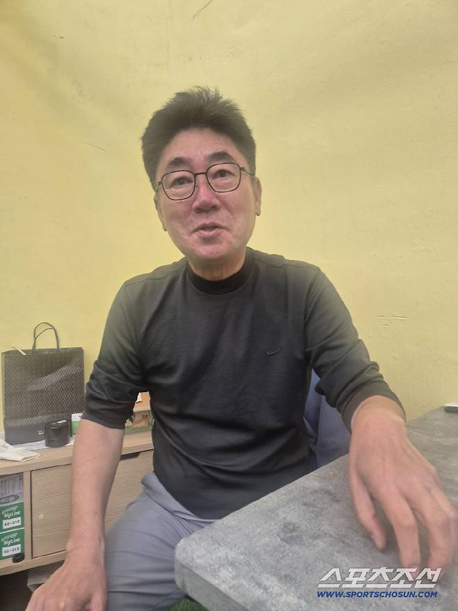 윤석환 전 두산 투수코치는 모교 선린인터넷고 감독으로 팀을 35년 만의 전국대회 우승으로 이끌었다.