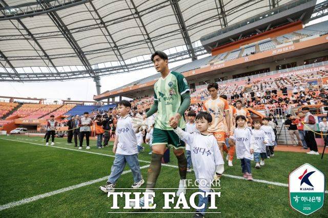 5월2일 K리그 제주 SK-전북현대전이 열린 제주월드컵경기장에서 선수들이 경기장에 입장하고 있다./제주=K리그