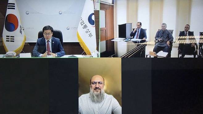 여한구 산업통상부 통상교섭본부장(오른쪽 위)이 지난달 30일 서울 중구 대한상공회의소에서 잠 카말 칸(Jam Kamal Kahn) 파키스탄 상무장관 등 파키스탄 관계자들과 화상 면담을 진행했다. 산업통상부.