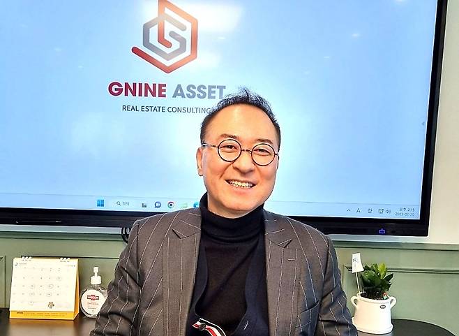 업무용 빌딩 매매 전문업체인 지나인에셋의 이진석 대표는 지난 4월 30일 인터뷰에서 꼬마빌딩 거래가 작년보다 감소했지만 인기 지역은 꾸준히 손바뀜이 일어나고 있다고 말했다./조선일보 DB