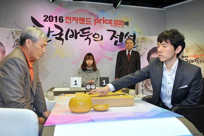 2016년 1월 30일 서울 한국기원 바둑TV스튜디오에서 열린 '2016 전자랜드 프라이스킹배 한국바둑의 전설' 대국에서  이창호(오른쪽) 9단과 조훈현 9단이 대국을 벌이고 있다./김영근 기자