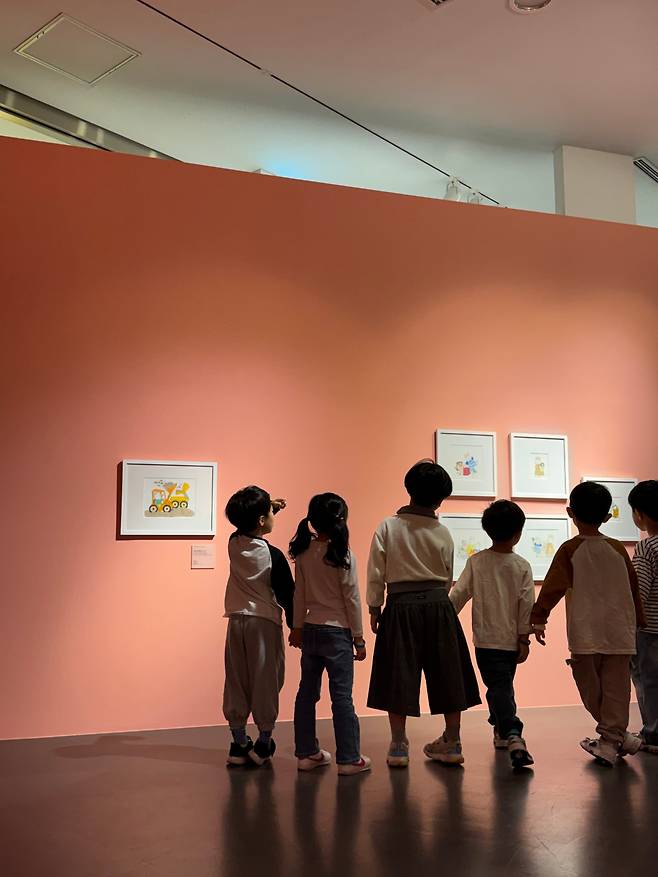 소마미술관 '그림책이 살아있다' 전시 2관에서 어린이들이 작품을 관람하고 있다. /소마미술관