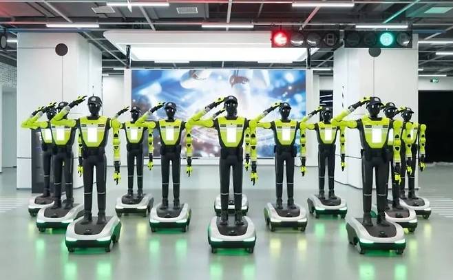 지난 1일 중국 항저우에서 투입된 항저우 로봇 경찰./웨이보