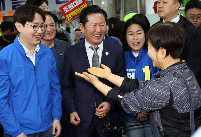 정청래 더불어민주당 대표가 3일 부산 북구 구포시장에서 하정우 전 청와대 AI미래기획수석 등과 상인들에게 인사하며 지지를 호소하고 있다. ⓒ뉴시스