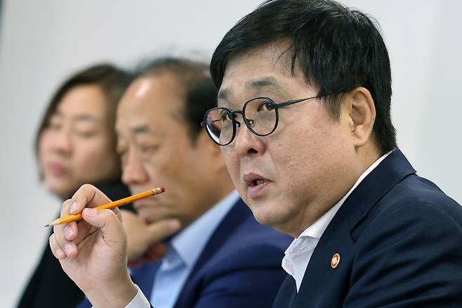 최휘영 문화체육관광부 장관이 30일 서울 종로구 국립현대민술관 영상회의실에서 문화예술정책자문위원회 게임분과 2차 회의를 하고 있다. 2026.04.30 뉴시스