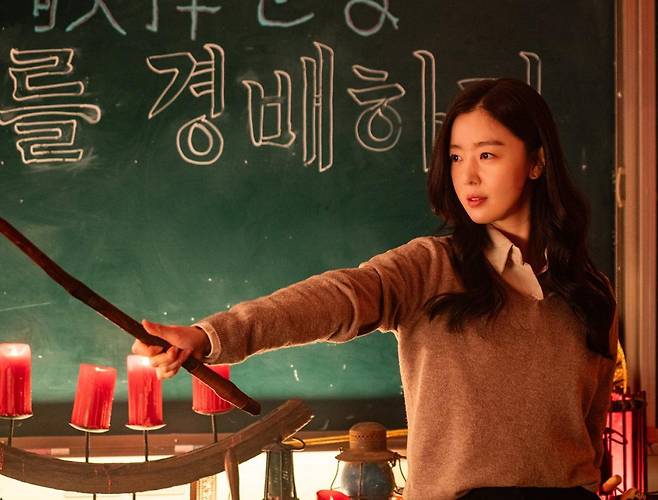 영화 ‘교생 실습’에서 교육실습생 강은경(한선화)은 학생들의 영혼을 빼앗는 귀신 ‘이다이나시’와 싸우며 스승으로 거듭난다. 스튜디오 산타클로스엔터테인먼트 제공