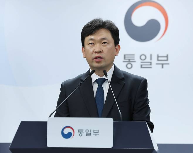 윤민호 통일부 대변인이 4일 오전 서울 종로구 정부서울청사에서 정례브리핑을 하고 있다. 뉴시스