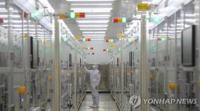 하나증권은 삼성전기에 대해 인공지능(AI) 서버 수요 폭증으로 MLCC·FC-BGA 등 공급 부족이 장기화되는 장기공급계약 요청이 늘면서 실적 개선 속도가 가팔라지고 있다고 4일 전망했다. 사진은 삼성전기 클린룸. /사진=연합뉴스
