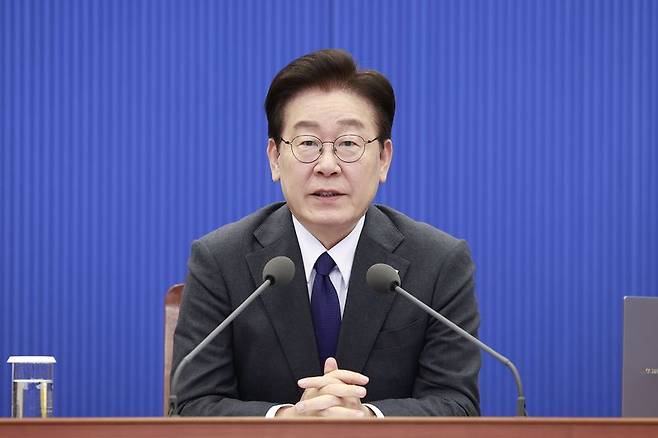 이재명 대통령이 지난달 30일 청와대에서 열린 수석보좌관회의에서 최근 일부 노조의 과도한 성과급 요구에 대해 언급하고 있다. 연합뉴스