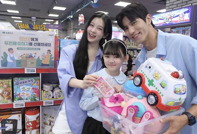 서울 이마트 용산점에서 모델들이 장난감 기부 캠페인을 소개하고 있다. 이마트는 소셜벤처 '코끼리 공장', '초록우산'과 함께 어린이날을 맞아 오는 6일까지 중고 장난감 기부 캠페인을 진행하고 있다. 이마트 제공